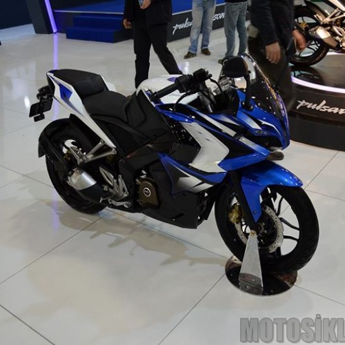 Bajaj Pulsar 200ss Blue Front Quarter View