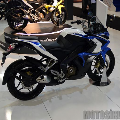 Bajaj Pulsar 200ss Blue Side Quarter View