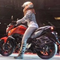 Honda Cb Hornet 160r With Girl