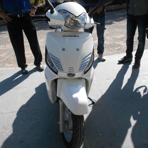 Mahindra Gusto White